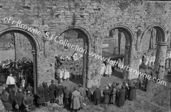 CEREMONY CHILDREN ENTERING ABBEY